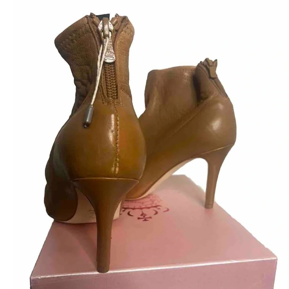 Women’s L’ Arianna Italian leather stretch‎ globe bootie size 38.5. Round toe